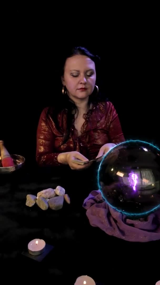 Lycksökaren i magiska salongen lägger kort på bordet — Stockvideo