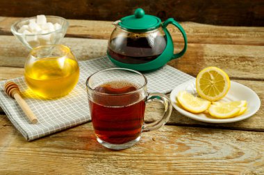 Çaydanlık ve çay, masada limon ve şeker..