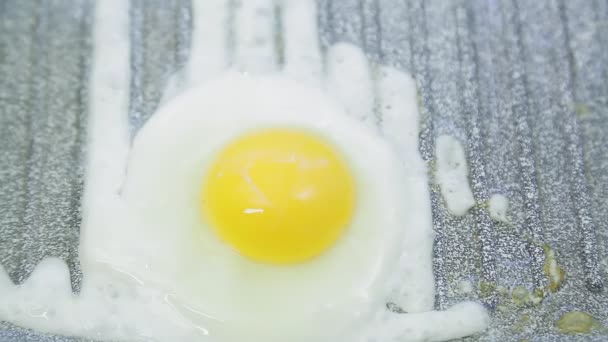 Huevos fritos en una sartén con mantequilla . — Vídeos de Stock