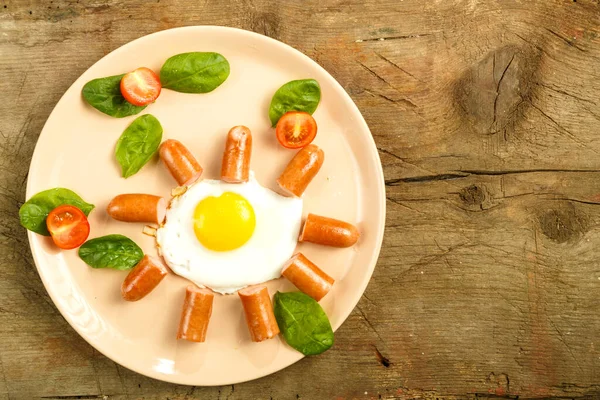 Ovos fritos com salsichas em forma de sol. Café da manhã das crianças . — Fotografia de Stock