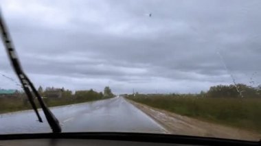 Arabanın camında şiddetli yağmur var.