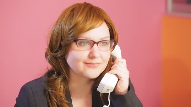 Jeune femme superviseure au bureau parle au téléphone et boit du thé . — Video