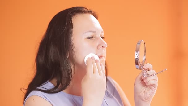 Een jonge vrouw smelt met een ontsmettingsmiddel een echte brandwond op haar gezicht — Stockvideo