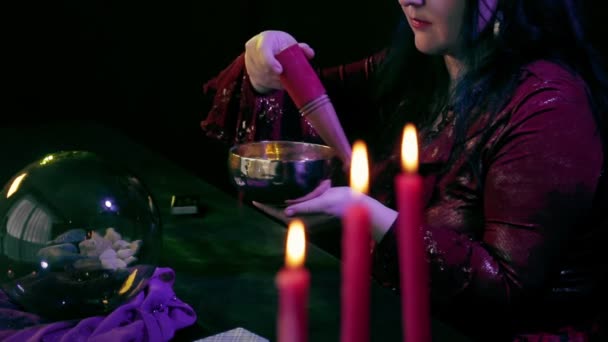 Гадалка в магии работает с поющей чашей. . — стоковое видео