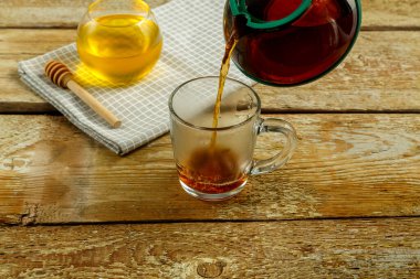 Taze demlenmiş çay çaydanlıktan bir fincana doldurulur..