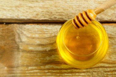 Bir kadın elinde bal damlalarıyla bal için kaşık.