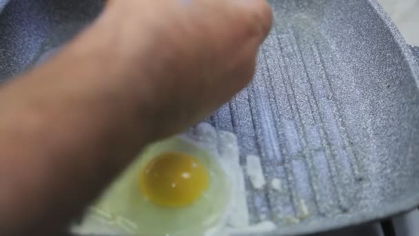 一个人在锅里用黄油打蛋. — 图库视频影像