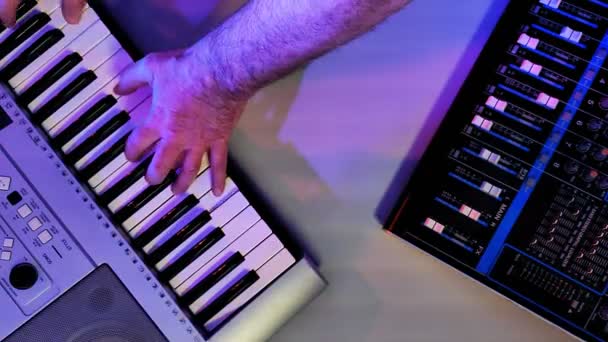Le mani di uomini giocano su un sintetizzatore — Video Stock