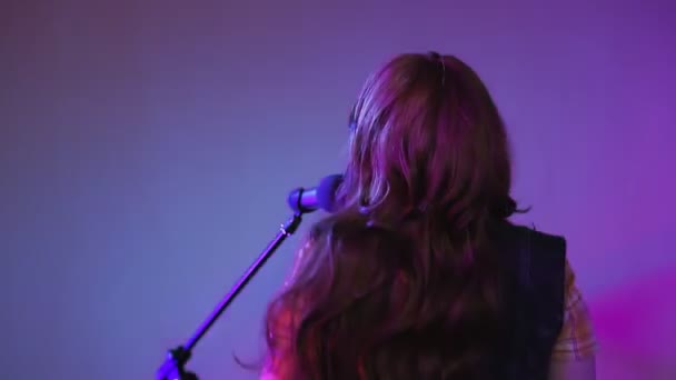 Žena v nahrávacím studiu zpívající do mikrofonu. Hraje na syntezátor. — Stock video