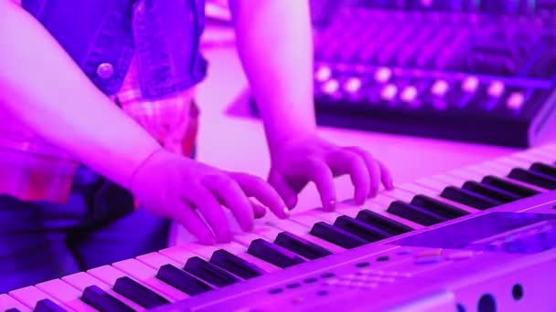 Female hands play on a synthesizer — Stock Video