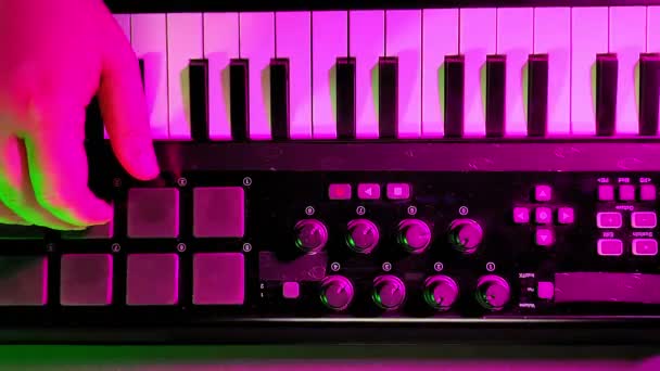 Las manos femeninas tocan en un teclado midi grabar música — Vídeos de Stock