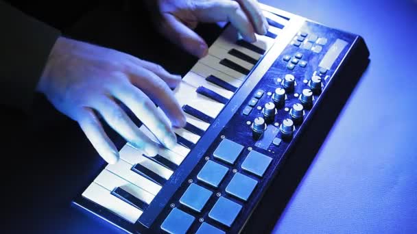 Männerhände spielen auf einer Midi-Tastatur und wählen den Ton. — Stockvideo