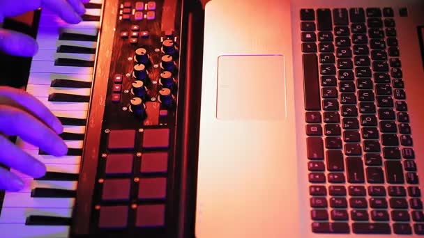 男性的手在MIDI键盘上演奏，而在电脑上记录音乐 — 图库视频影像