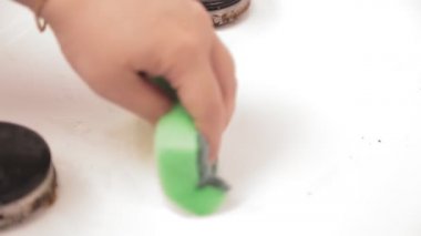 Deterjanlı bir kadın eli, ocağı yağdan ve pislikten temizliyor..