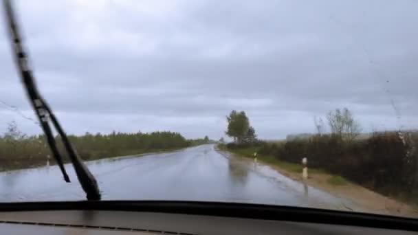 Starkregen auf der Strecke aus dem Autofenster — Stockvideo