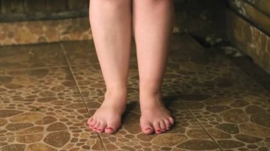 Bir kadın banyodan sonra buzlu su döker..