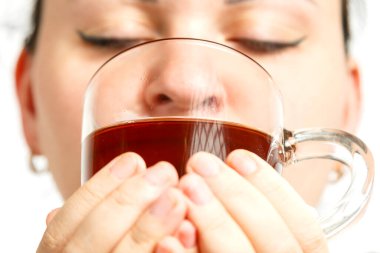 Bir fincan taze demlenmiş çay, kadınların ellerinde, yüzlerinden..