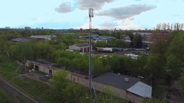 5 g wieża komunikacyjna do przesyłania sygnałów komunikacyjnych na obrzeżach miejskiej strefy przemysłowej — Wideo stockowe
