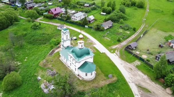 Russia, regione di Ivanovo, il villaggio di Sidorovskoye, la Chiesa della Natività di Giovanni Battista in una giornata di sole vicino al fiume — Video Stock