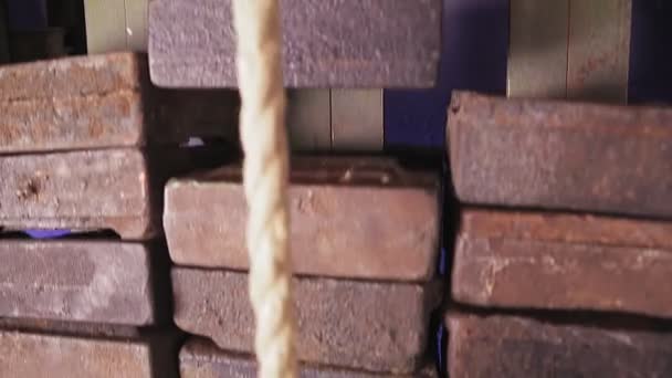 Груз поднимается с поднятым канатом — стоковое видео