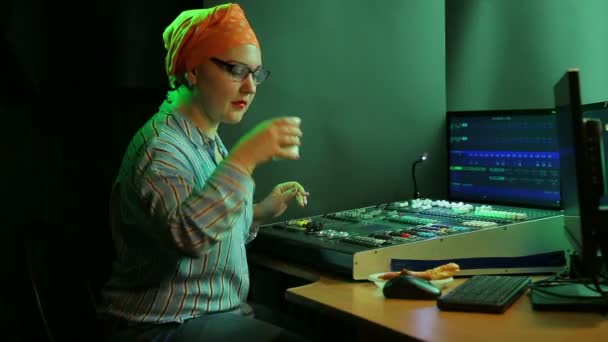 Egy zsidó női világítástechnikai mérnök fényeket készít egy műsorhoz és kávét iszik. — Stock videók