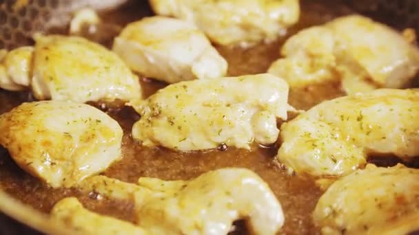 El filete de pollo se fríe en aceite hirviendo en una sartén — Vídeos de Stock