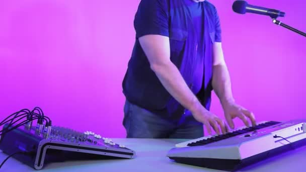 Ein Mann im Tonstudio singt auf einem Synthesizer. — Stockvideo