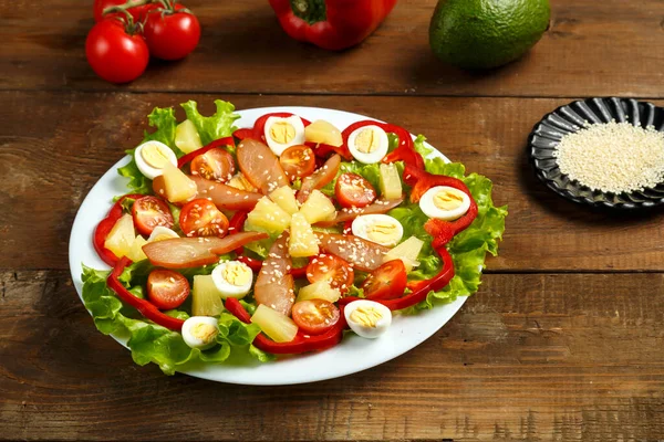 Pan-Asian salad with cherry tomatoes, smoked chicken, pineapple and sesame seeds.