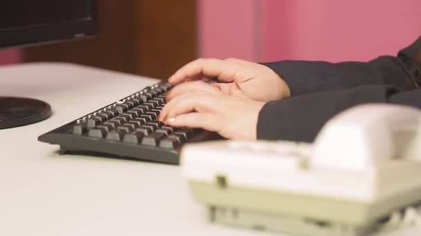 La donna in ufficio parla al telefono lavora al computer — Video Stock