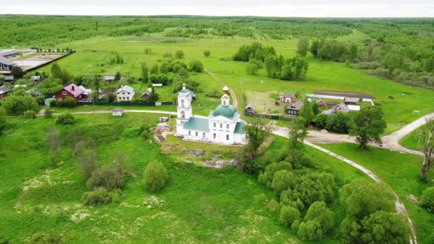 Ρωσία, περιοχή Ivanovo, το χωριό Sidorovskoye, η Εκκλησία της Γέννησης του Ιωάννη του Βαπτιστή σε μια ηλιόλουστη μέρα κοντά στον ποταμό — Αρχείο Βίντεο