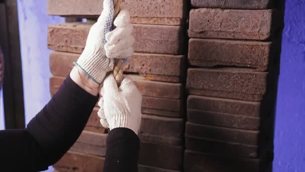 As mãos de um engenheiro feminino levantam uma carga com um cabo — Vídeo de Stock