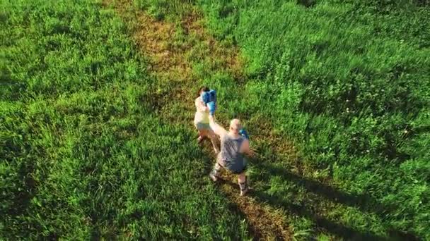 Muž a žena v létě ráno v parku jsou angažováni v thajském boxu s rukavicemi — Stock video