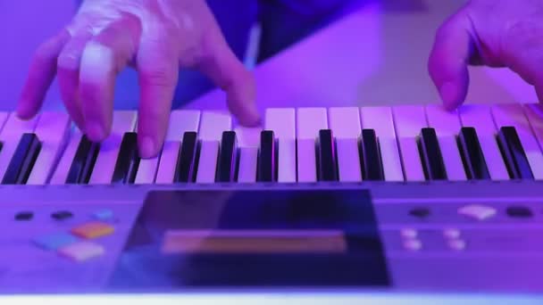 Männerhände spielen auf einem Synthesizer. — Stockvideo