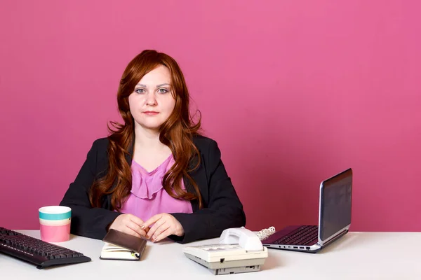 Jonge vrouw in een pak op kantoor. — Stockfoto