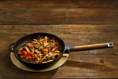 Tayland soslu tavuk ve sebzeli tava..