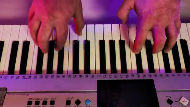 Männerhände spielen auf einem Synthesizer. — Stockvideo