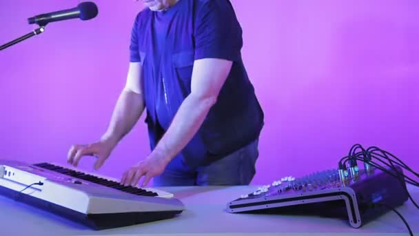 Ein Mann im Tonstudio singt auf einem Synthesizer — Stockvideo