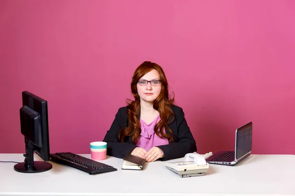 Jonge vrouw met bril in het kantoor. — Stockfoto