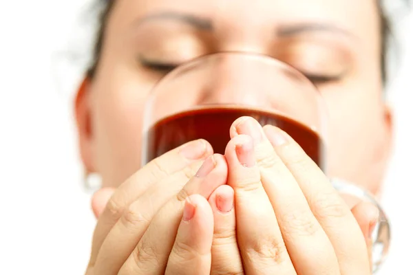 Šálek čerstvě uvařeného čaje v ženských rukách u obličeje. — Stock fotografie