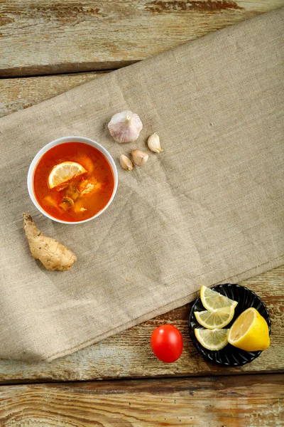 Sopa de boniato tradicional con pollo en un plato sobre un mantel de lino en una servilleta . — Foto de Stock