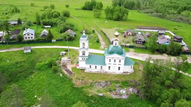俄罗斯，伊凡诺沃地区，Sidorovskoye村，施洗约翰降生教堂在河边阳光灿烂的一天 — 图库视频影像