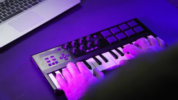 Männliche Hände spielen die Midi-Tastatur an und spielen auf den Tasten. — Stockvideo