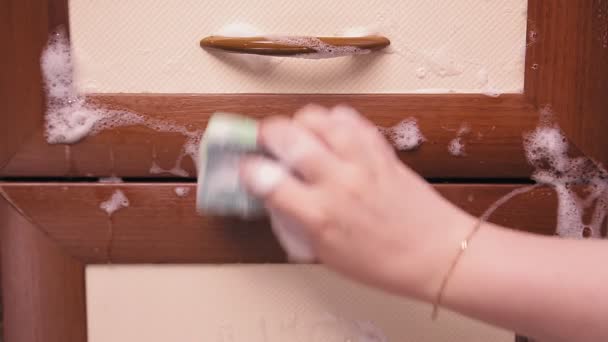 डिटर्जेंट के साथ महिला हाथ स्पंज रसोई फर्नीचर धोता है — स्टॉक वीडियो
