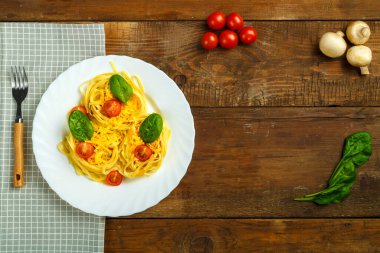 Peynirle doldurulmuş makarnaların üzerine tabak ve şifalı domatesler. Boşluğu kopyala.