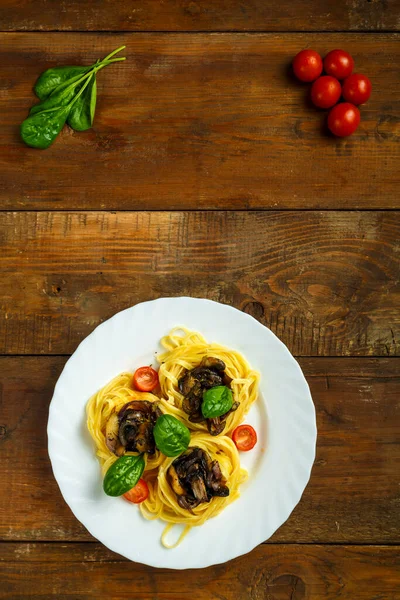 Teller auf Serviettennest Nudeln mit Käse und Pilzen gefüllt. Kopierraum. — Stockfoto