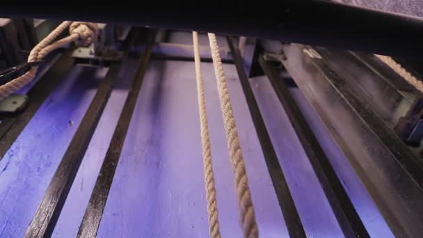 Рух кабельної мотузки підйомного механізму з навантаженням вниз — стокове відео