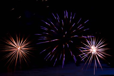 Gece gökyüzünde çok renkli havai fişekler farklı efektler.