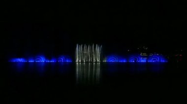 Gölün ortasında çok renkli fıskiyeler gece farklı renklerde parıldıyor.