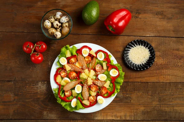 Çeri domatesli Pan-Asya salatası, füme tavuk, ananas ve susam tohumları. — Stok fotoğraf