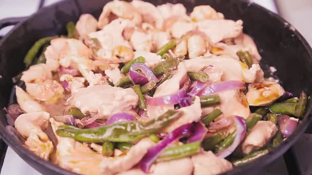 A szójaszószt csirkével és zöldséggel töltött serpenyőbe öntik.. — Stock videók
